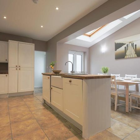 Spacious 4 Bedroom House- Walking Distance To City Centre & Great Backyard Cardiff Luaran gambar