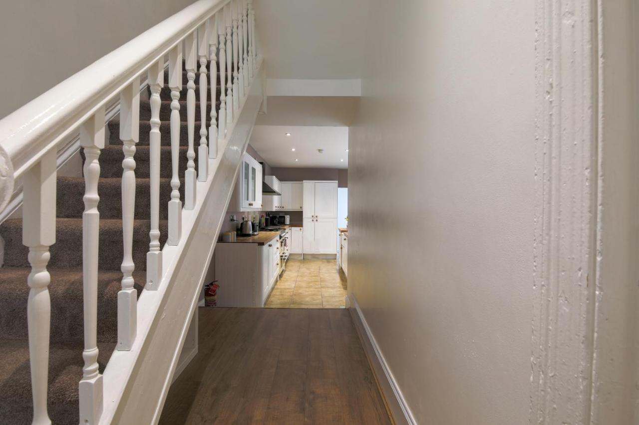 Spacious 4 Bedroom House- Walking Distance To City Centre & Great Backyard Cardiff Luaran gambar