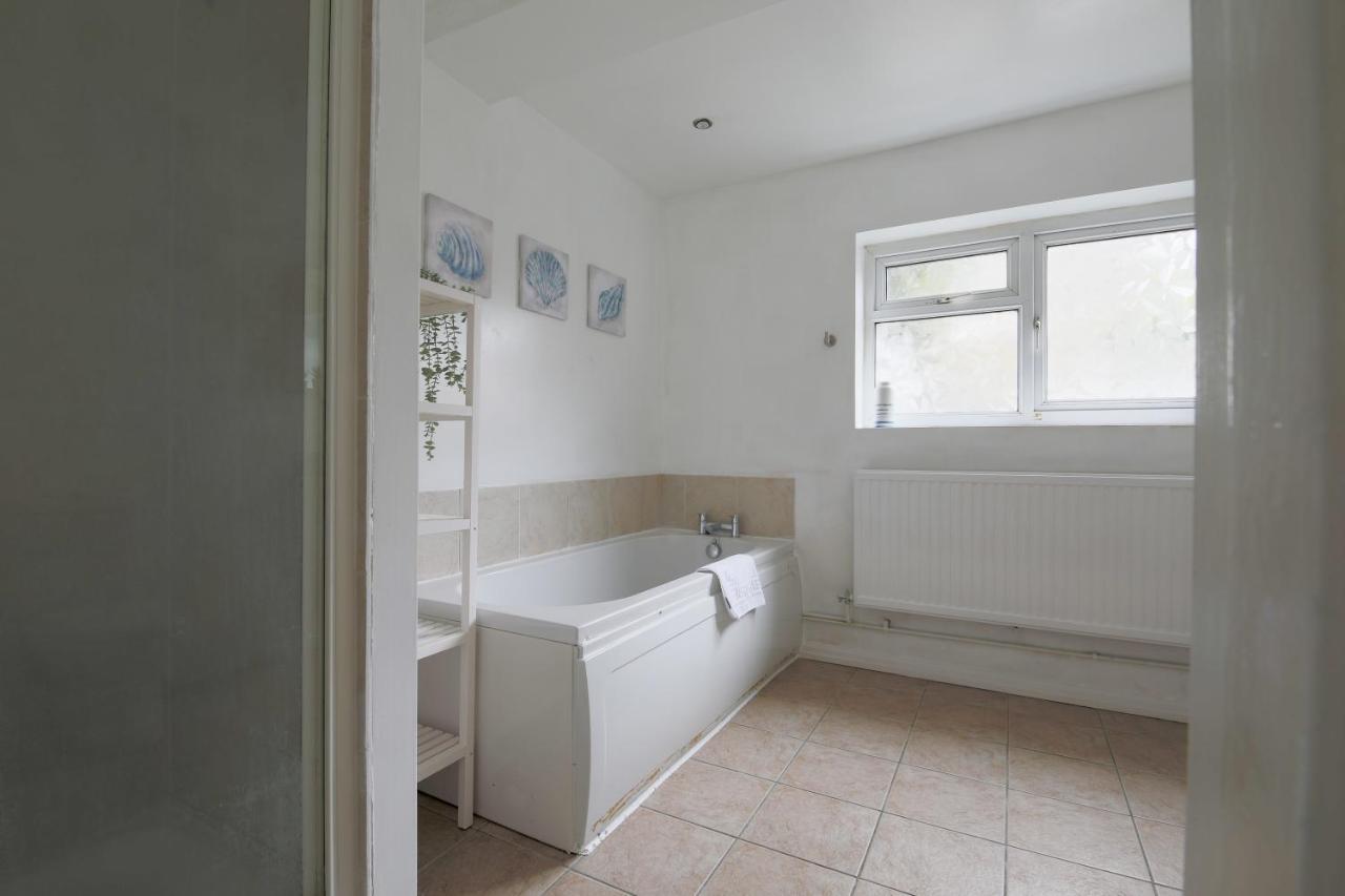 Spacious 4 Bedroom House- Walking Distance To City Centre & Great Backyard Cardiff Luaran gambar