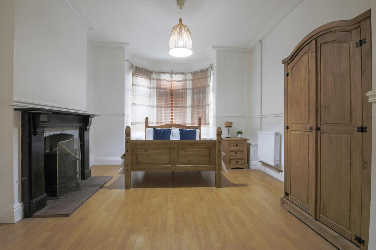 Spacious 4 Bedroom House- Walking Distance To City Centre & Great Backyard Cardiff Luaran gambar