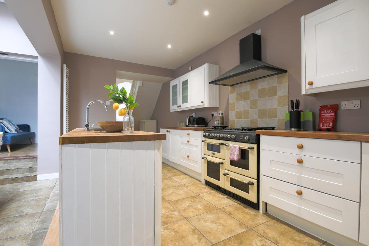 Spacious 4 Bedroom House- Walking Distance To City Centre & Great Backyard Cardiff Luaran gambar