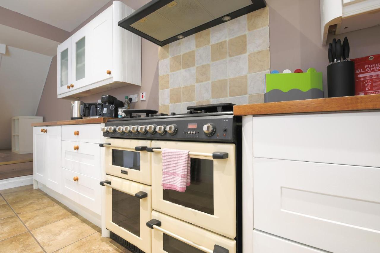 Spacious 4 Bedroom House- Walking Distance To City Centre & Great Backyard Cardiff Luaran gambar