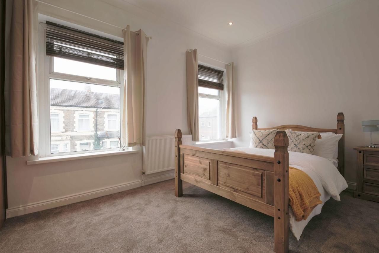 Spacious 4 Bedroom House- Walking Distance To City Centre & Great Backyard Cardiff Luaran gambar